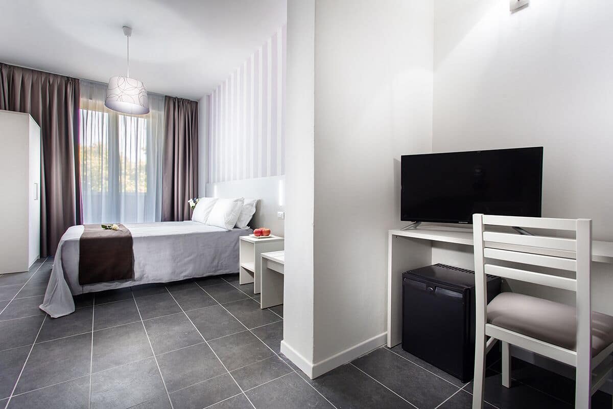 Suite junior, balcón | 1 habitación, minibar y caja de seguridad en la habitación