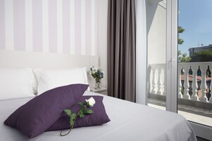 高级双人房或双床房 | 迷你吧、客房内保险箱、遮光窗帘、隔音