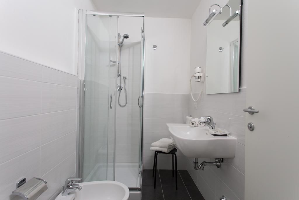 shower, free toiletries, hair dryer, bidet