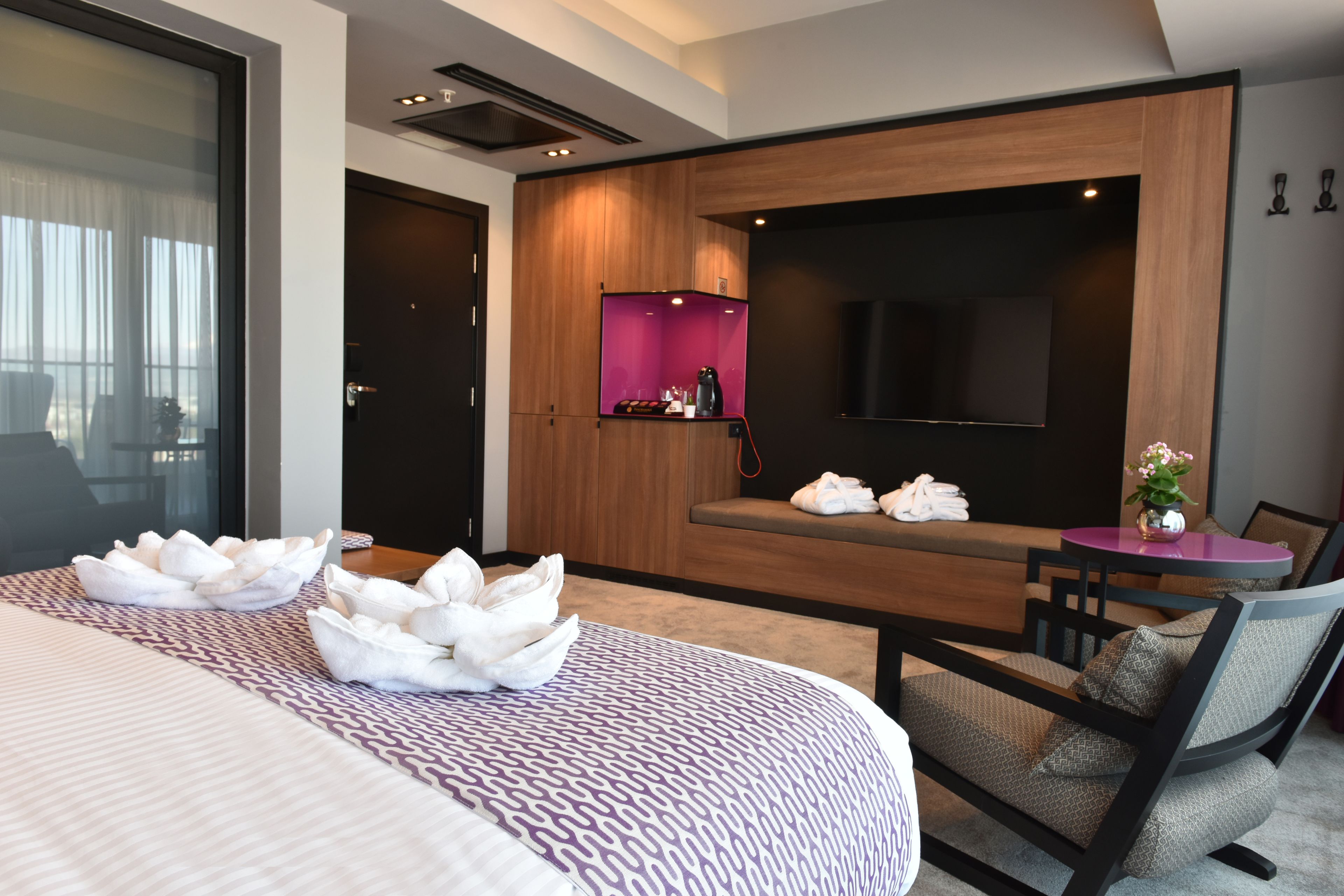 senior city view with balcony | hypo-allergenic bedding, minibar, in-room safe, desk