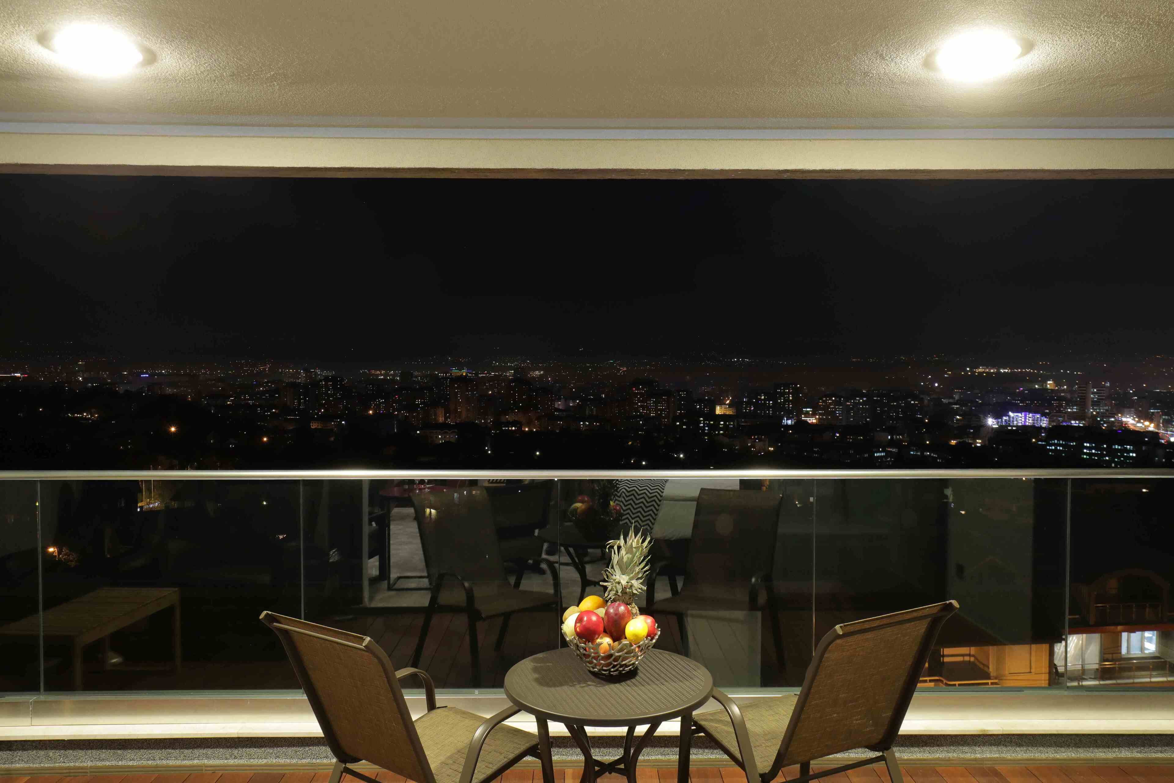 Senior City View with Balcony | Blick auf die Stadt