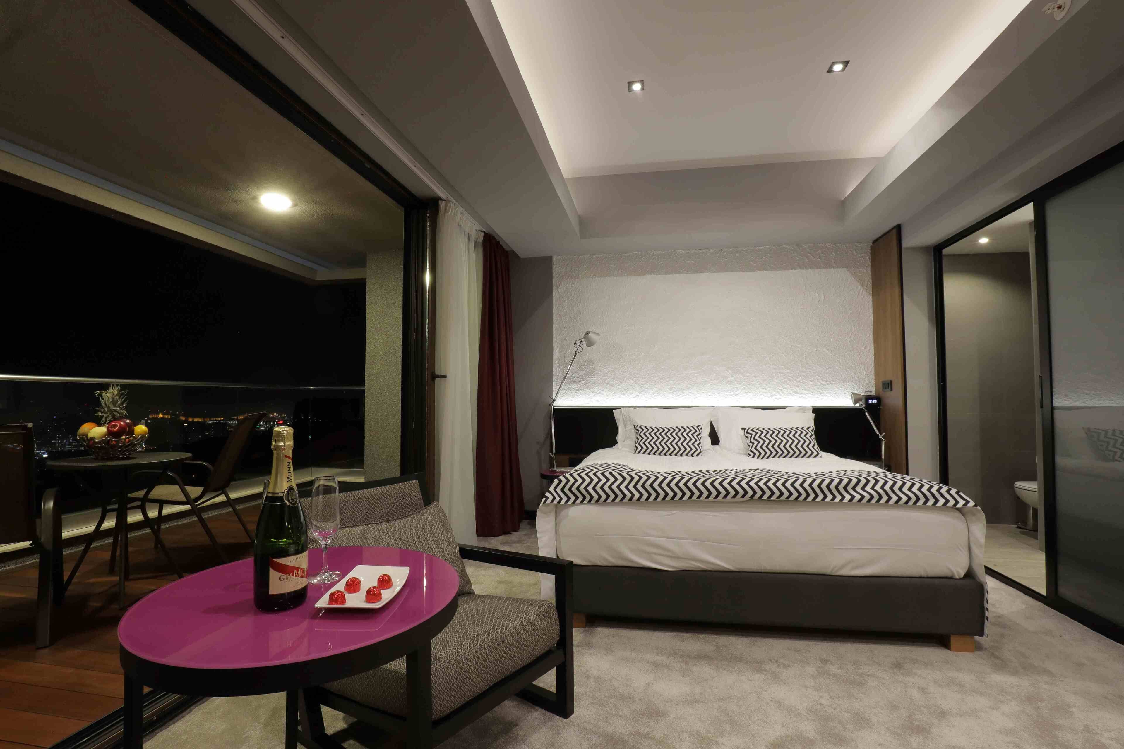 Senior City View with Balcony | Hypo-allergenic bedding, minibar, in-room safe, desk