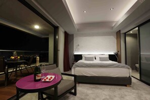 Senior City View with Balcony | Allergitestet sengetøy, minibar, safe på rommet og skrivebord