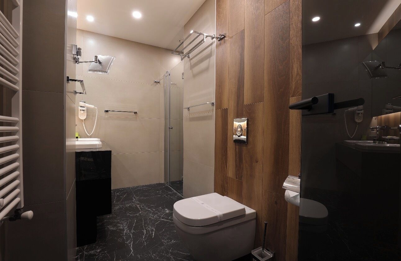 Un baño moderno con ducha, inodoro y lavamanos.