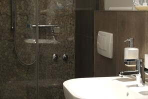 Junior-Suite | Badezimmer | Dusche, Haartrockner, Handtücher