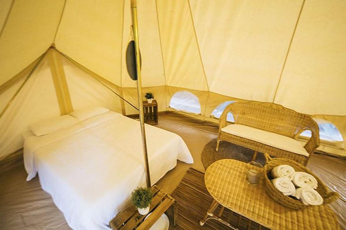 Tienda, baño compartido (Emperador) | Cunas gratuitas y ropa de cama