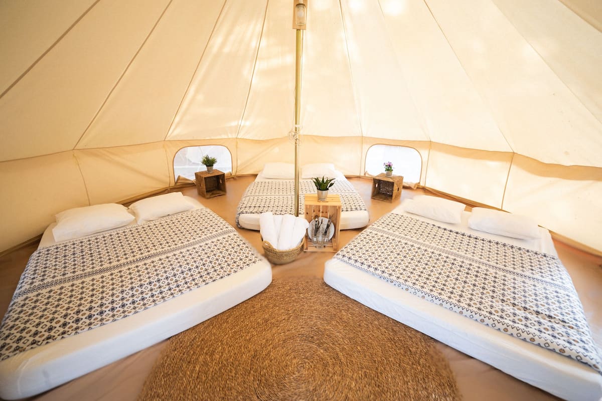 Tent, gedeelde badkamer (Bell XL) | Gratis babybedden, beddengoed