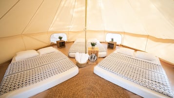 Tent, gedeelde badkamer (Bell XL) | Gratis babybedden, beddengoed