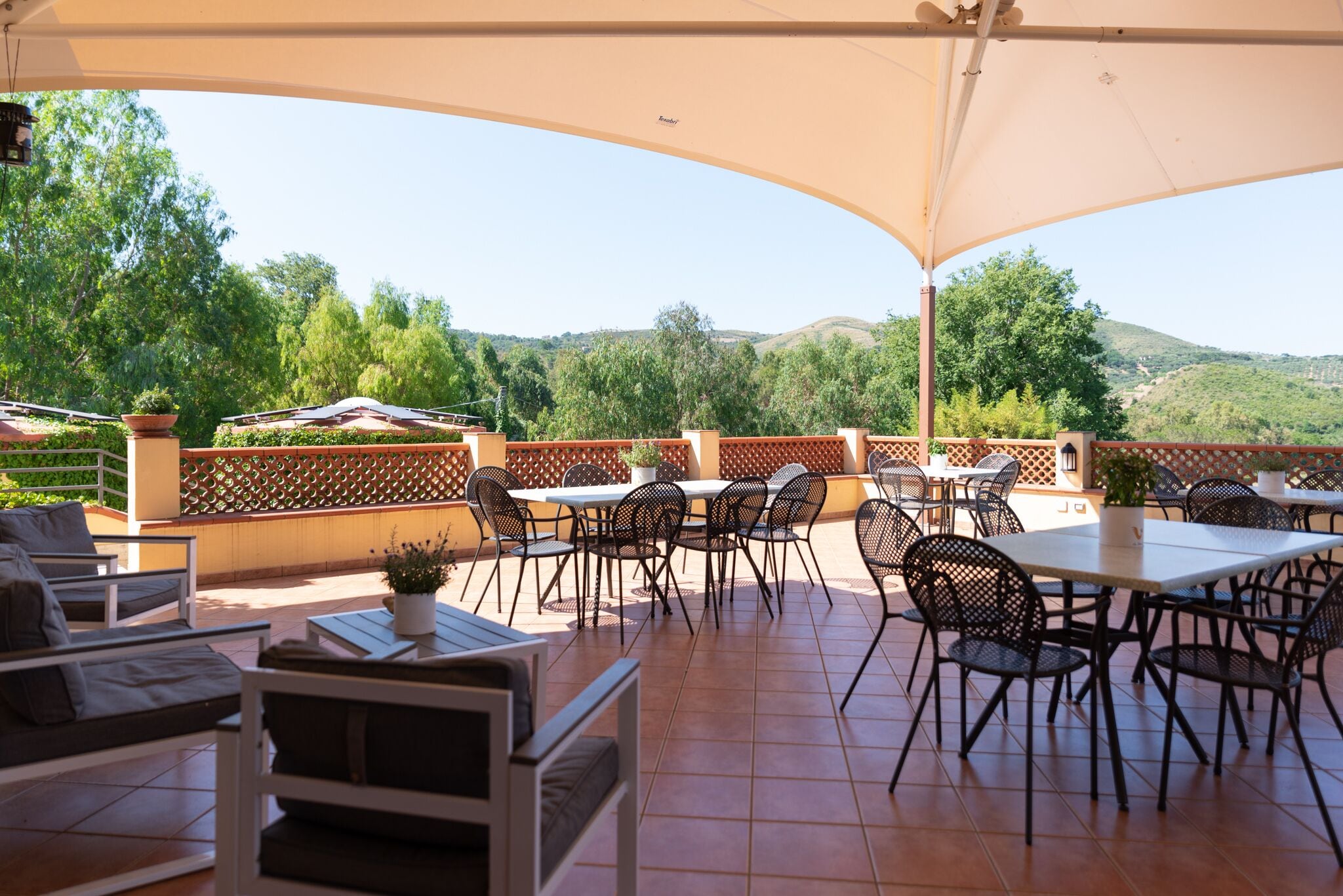 Habitación triple básica | Ropa de cama y accesible en silla de ruedas