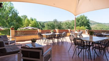 Habitación triple básica | Ropa de cama y accesible en silla de ruedas