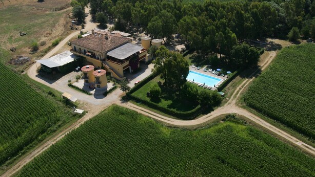 An aerial view of a large property with a main building, a swimming pool, and surrounding fields. - Agriturismo La Petrosa (Ceraso)