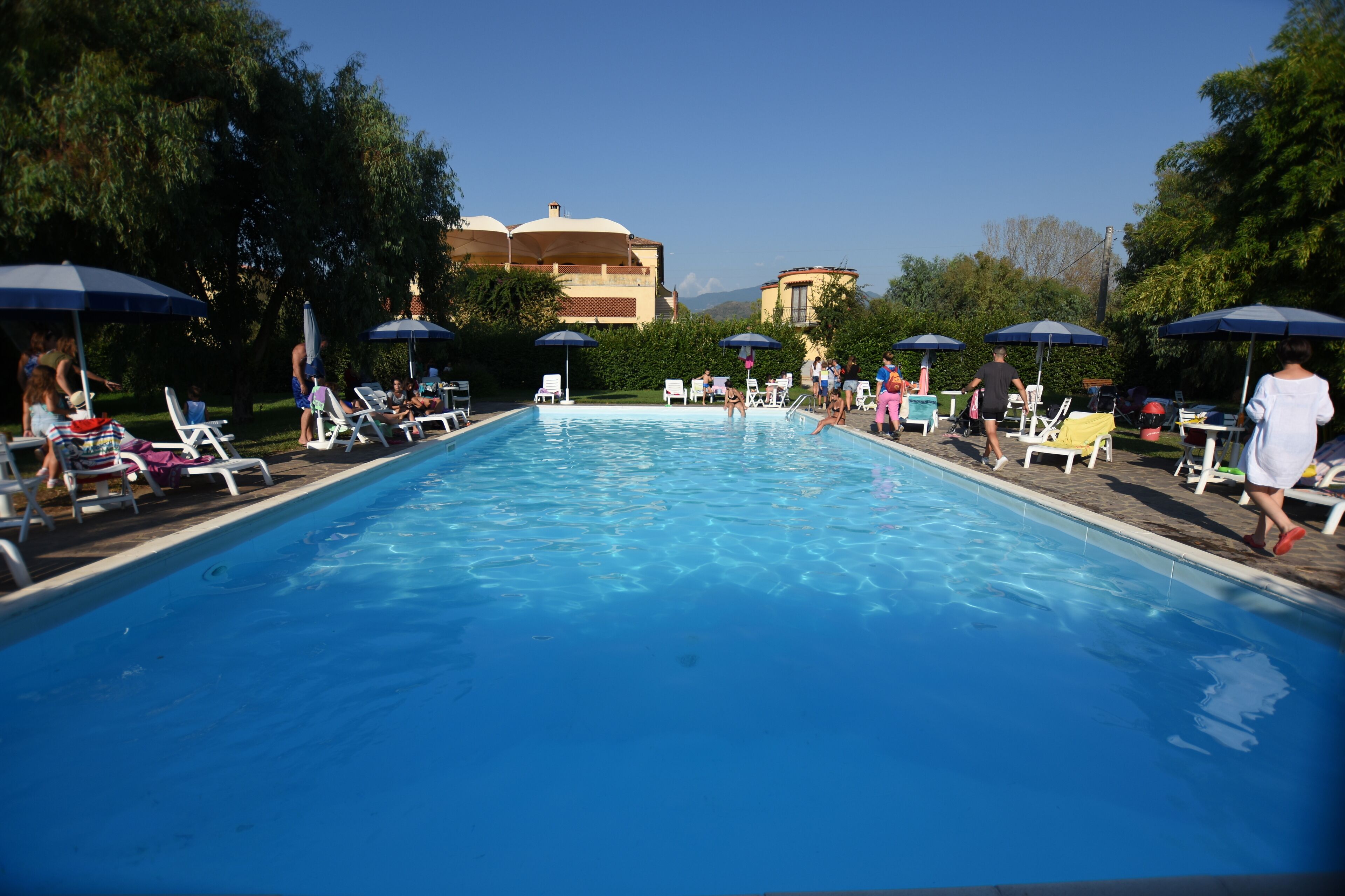 Una piscina al aire libre de temporada