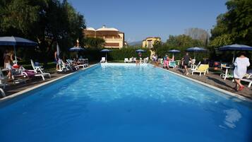 Una piscina al aire libre de temporada