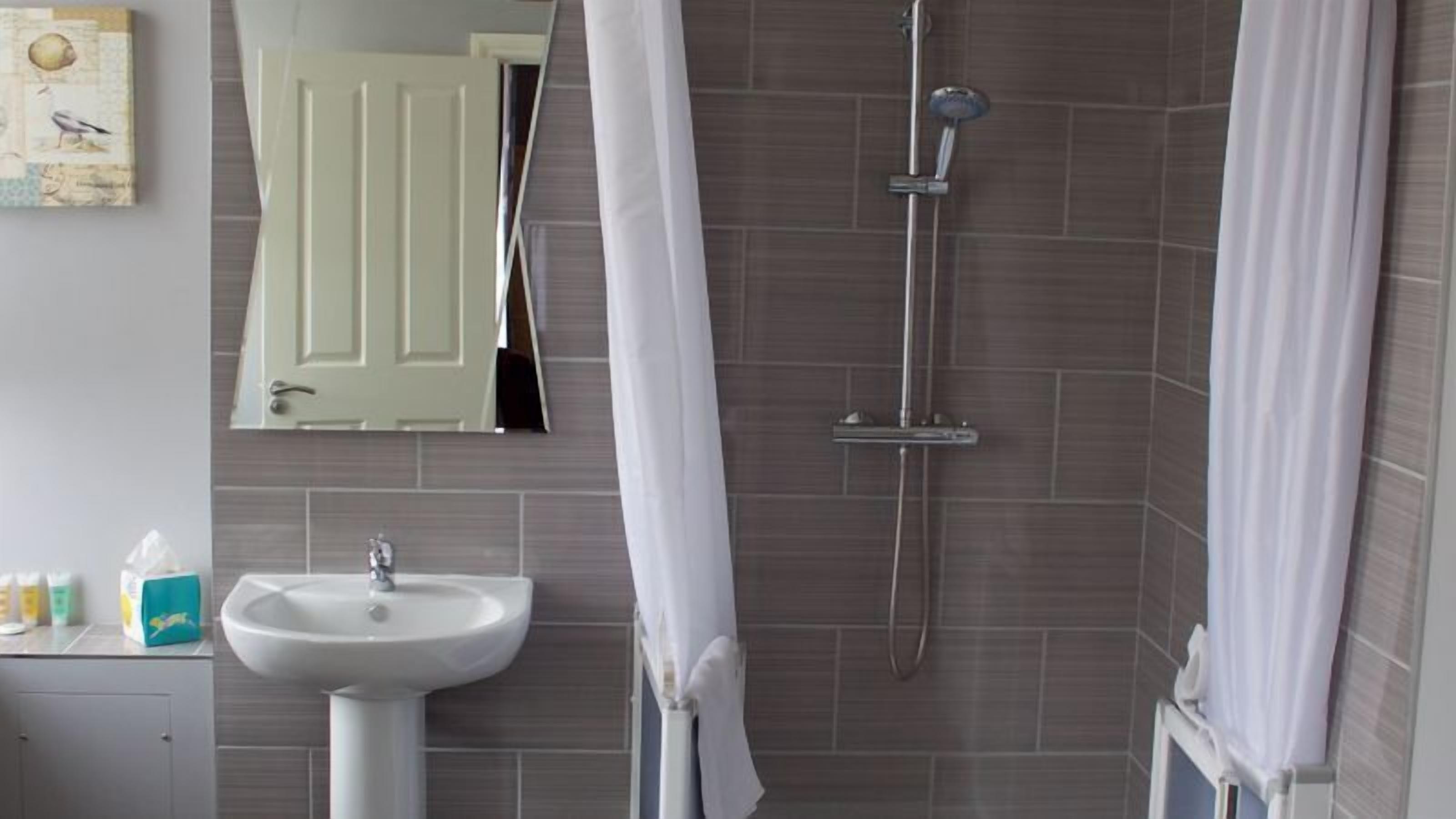 combined shower/bathtub, hair dryer, towels