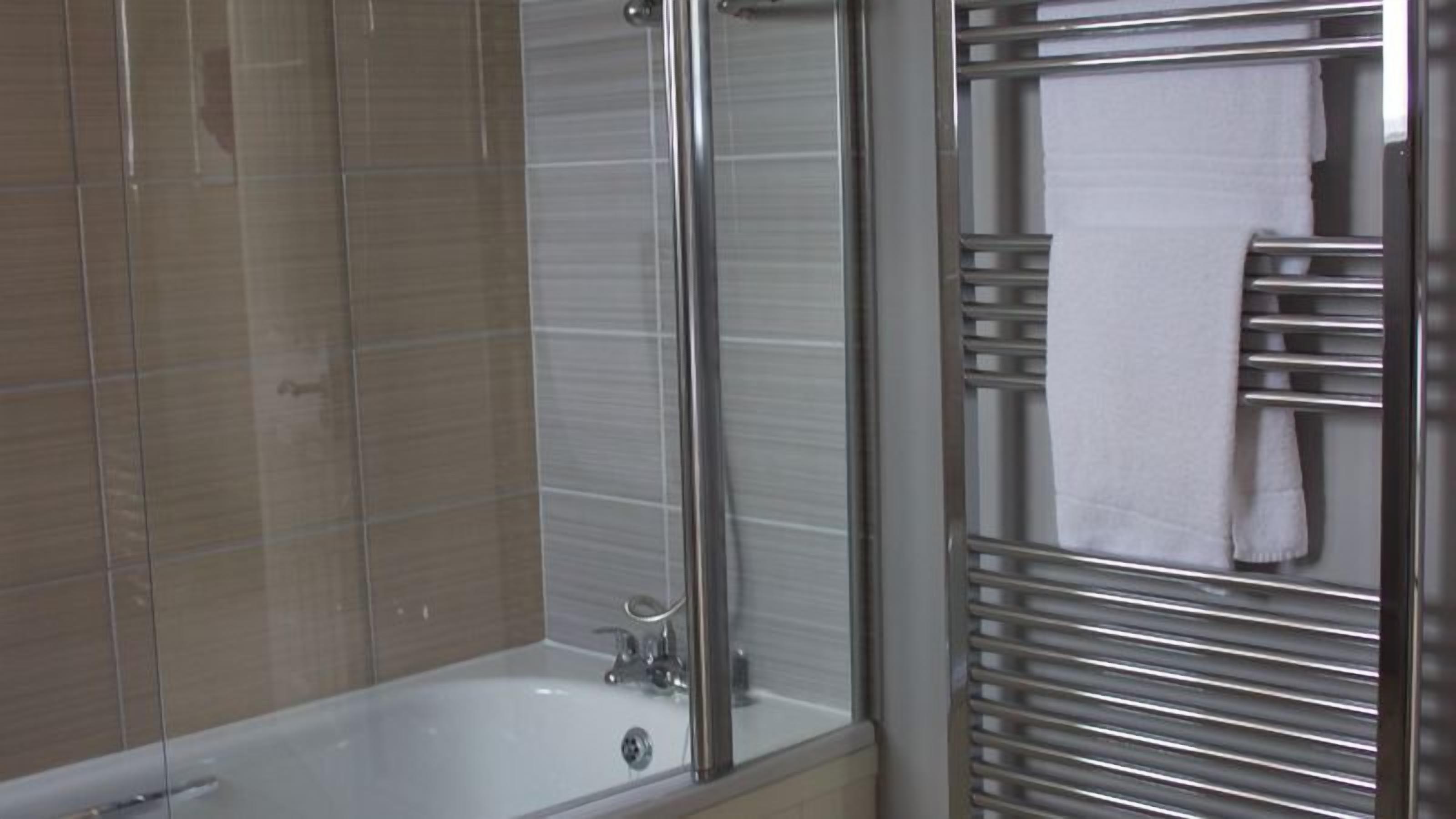 combined shower/bathtub, hair dryer, towels