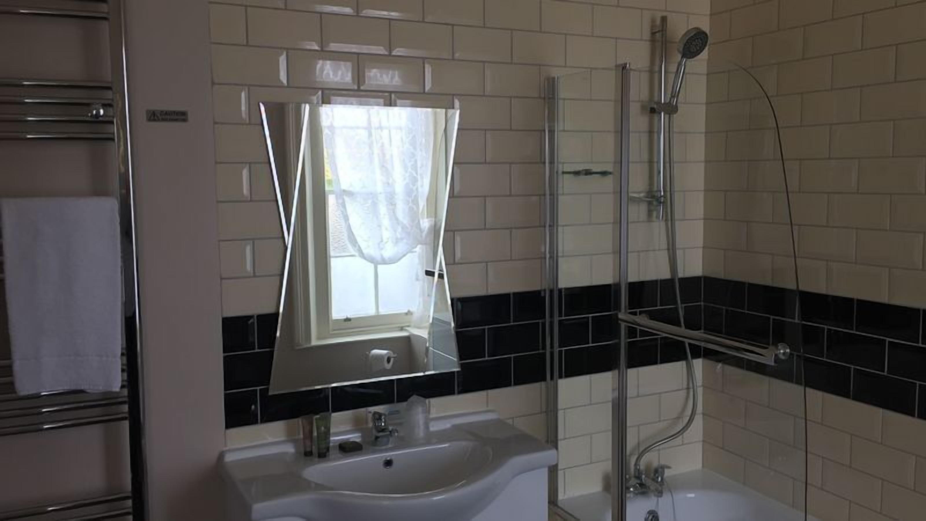 combined shower/bathtub, hair dryer, towels