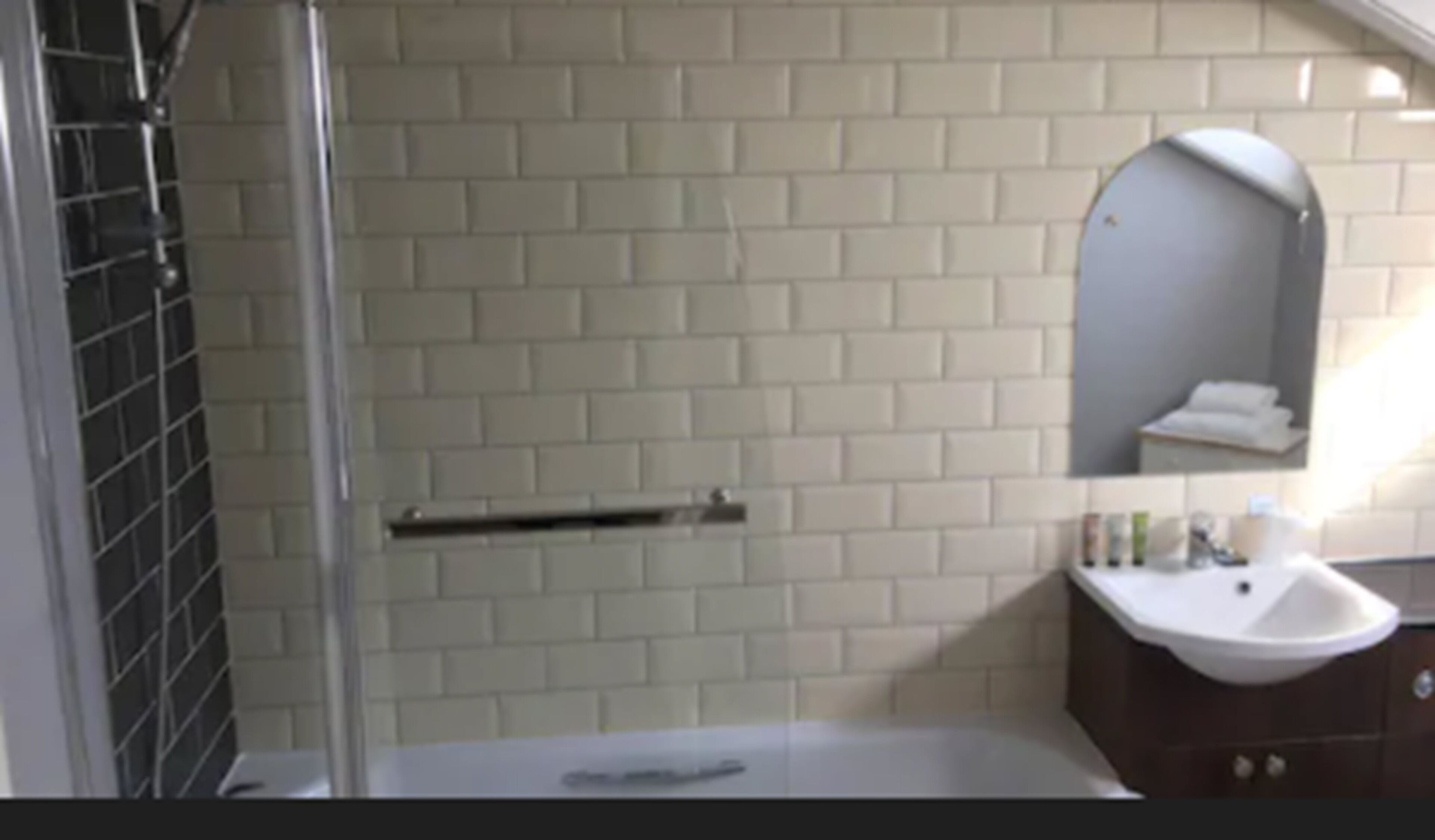 combined shower/bathtub, hair dryer, towels