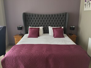 Tirai kedap cahaya, setrika/meja setrika, dan tempat tidur bayi gratis