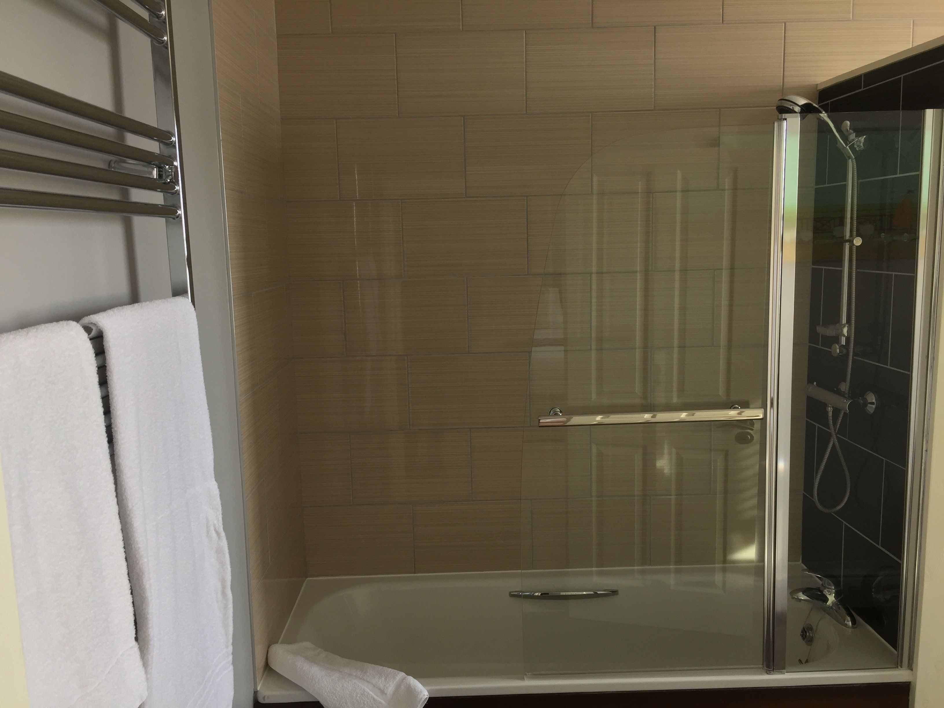 combined shower/bathtub, hair dryer, towels