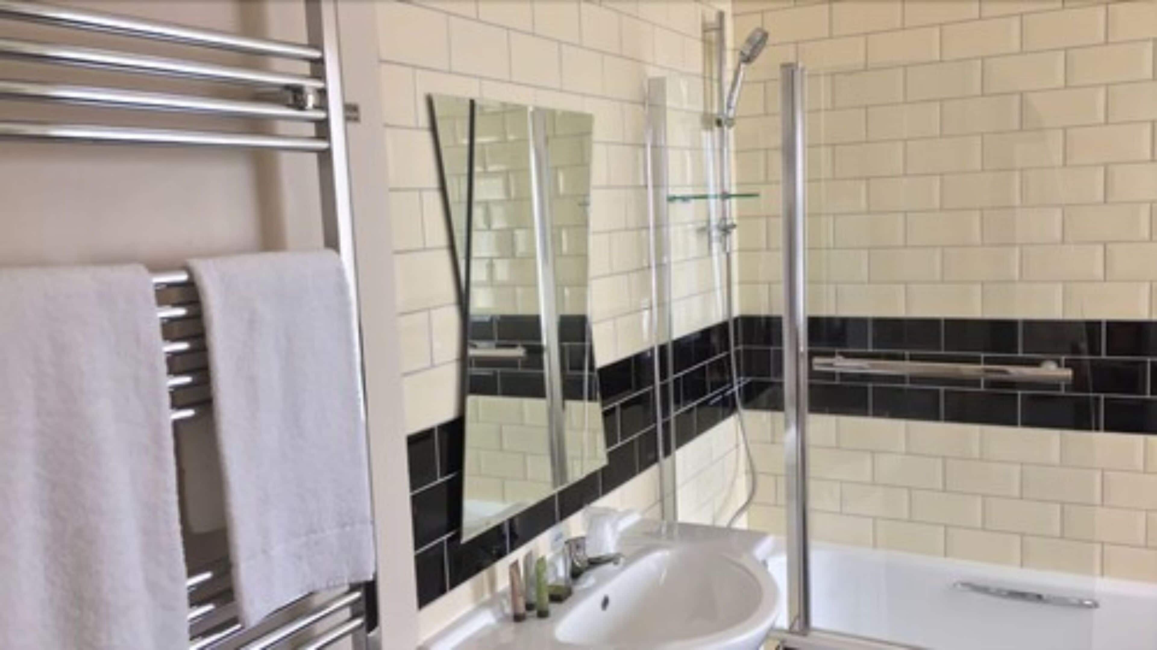 combined shower/bathtub, hair dryer, towels