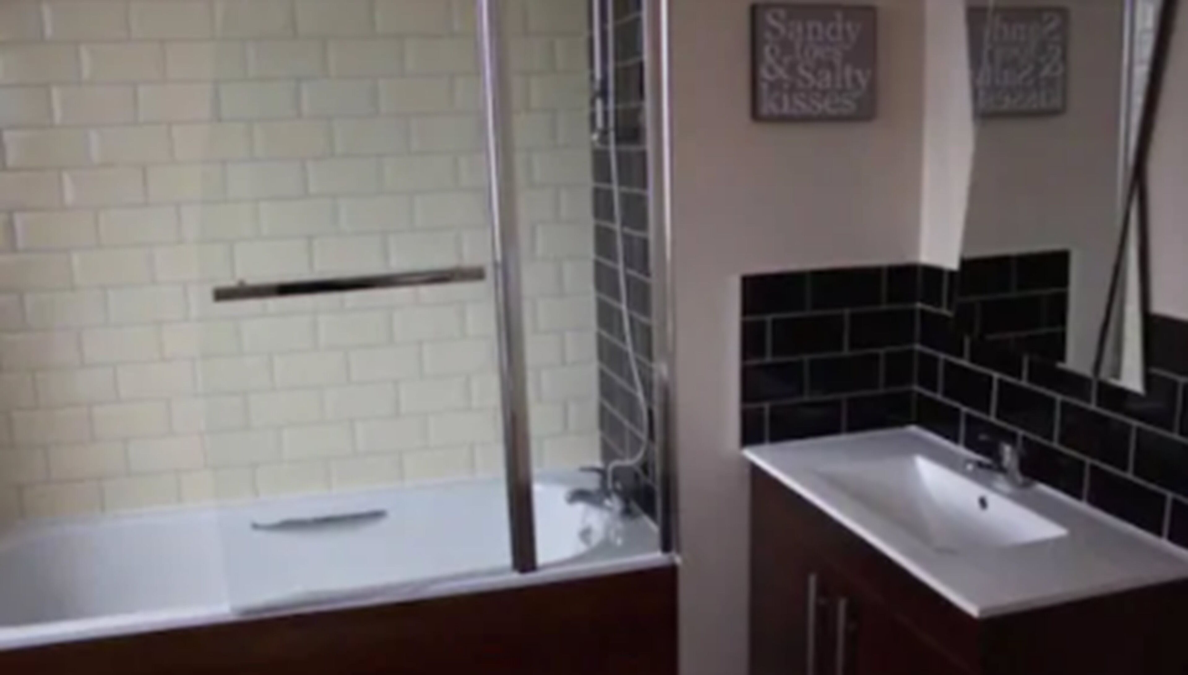 deluxe double room, 1 double bed | bathroom | combined shower/bathtub, hair dryer, towels