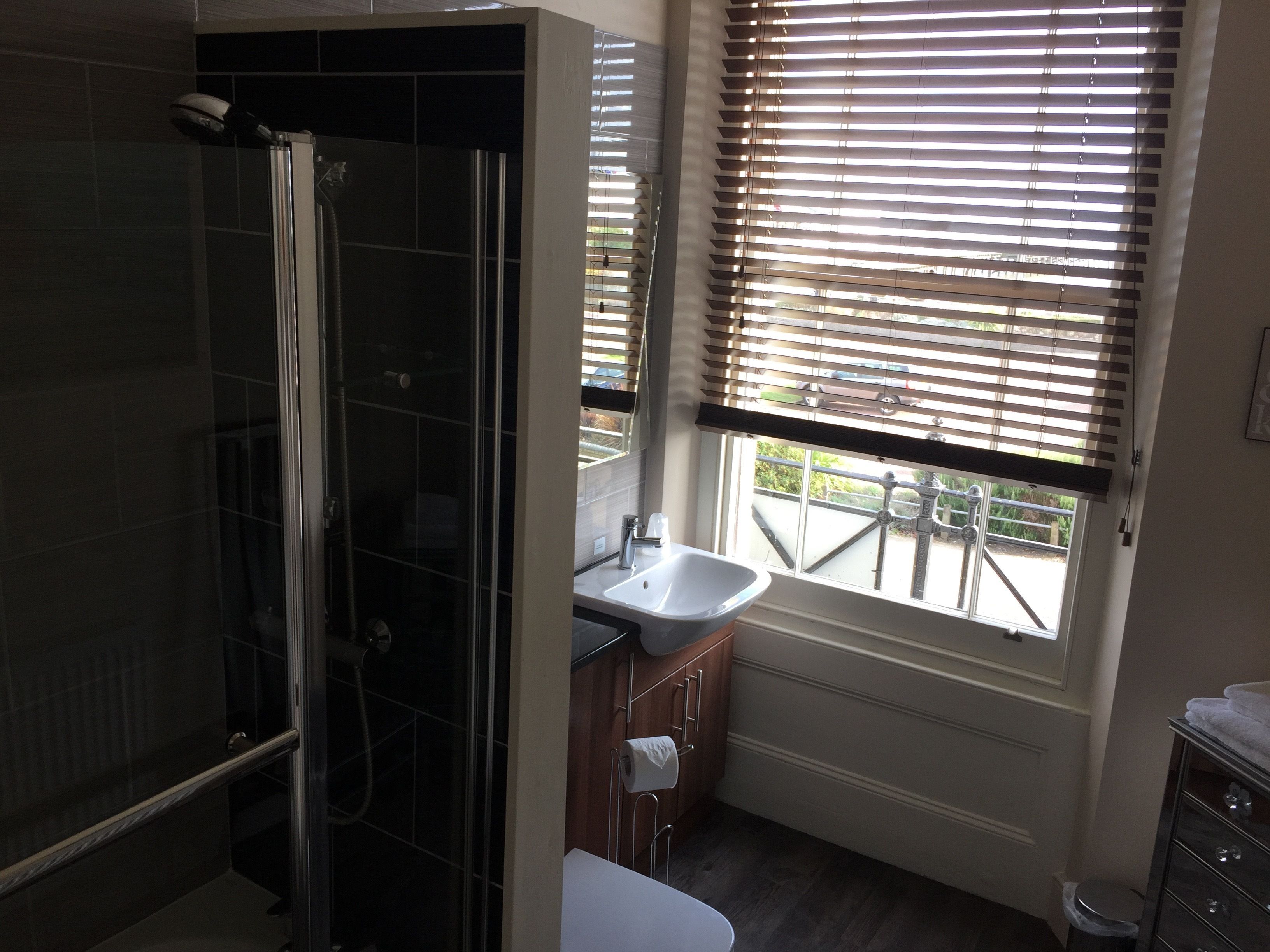 queen room, 1 king bed, sea view | bathroom | combined shower/bathtub, hair dryer, towels