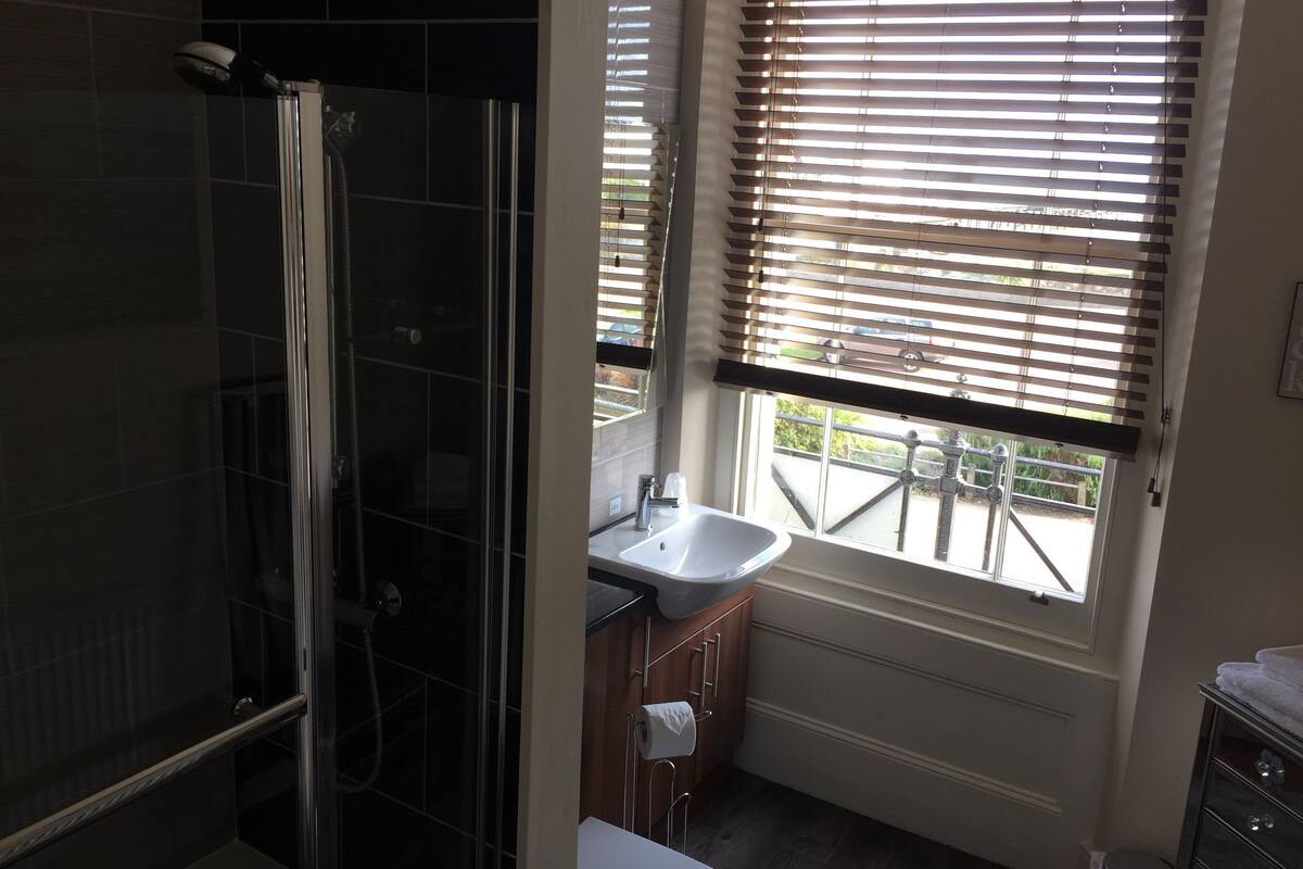 queen room, 1 king bed, sea view | bathroom | combined shower/bathtub, hair dryer, towels