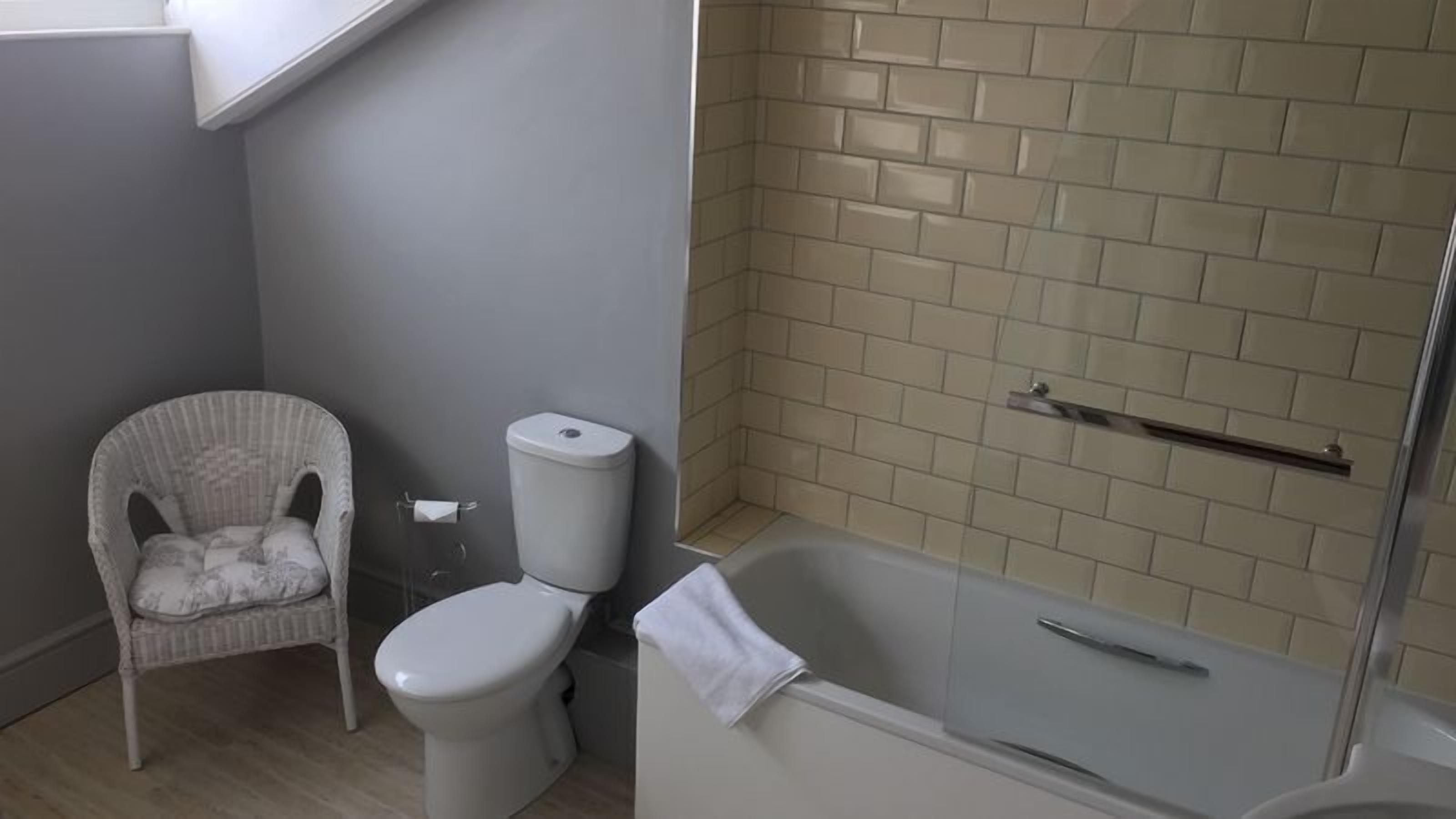 combined shower/bathtub, hair dryer, towels