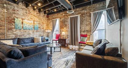 Honky-Tonk-rivillä, 50 askeleen päässä Tootsie's, Layla's, The Stage!