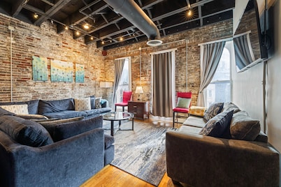 Best location in Nashville! In the Heart of Broadway!