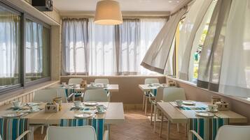 بوفيه فطور مجانًا يوميًا