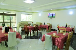 Se sirven desayunos, almuerzos y cenas; cocina internacional