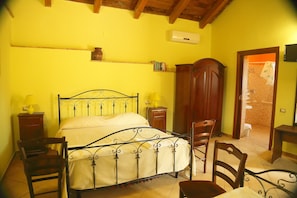 Triple Room | Desk, cots/infant beds, free WiFi, wheelchair access - Al Grande Gelso (Cariati)