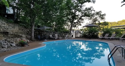 Treetop Village #14. Pet-friendly; Pool & Slips steps away; Sleeps 10