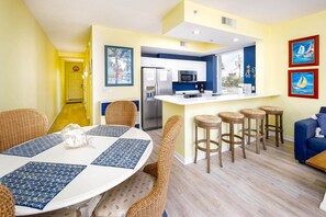 Dining - Sunny Corner Condo, Ground Level, Direct Lazy River Access, Free Beach Service! (Fort Walton Beach)