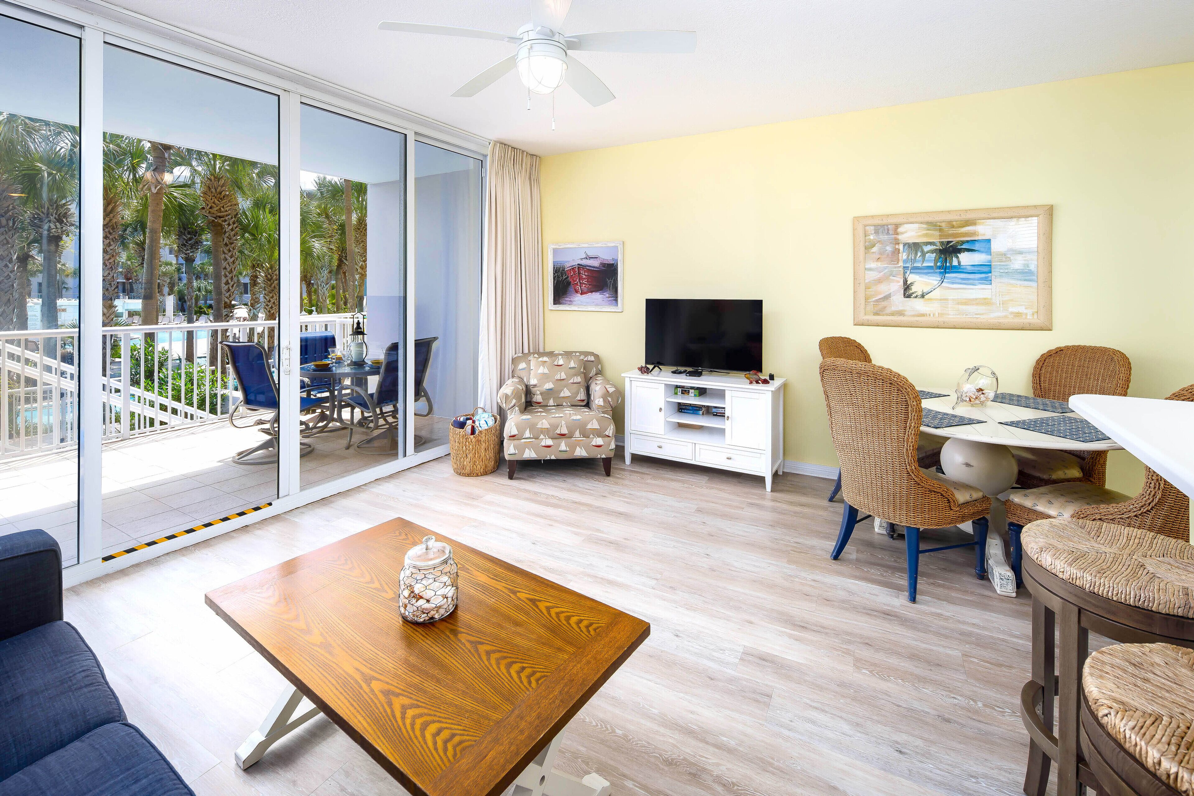 Smart-TV, DVD-spiller og bøker