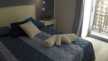 Classic-Doppelzimmer, mit Bad, Stadtblick | Hochwertige Bettwaren, Betten mit Memory-Foam-Matratzen, Schreibtisch