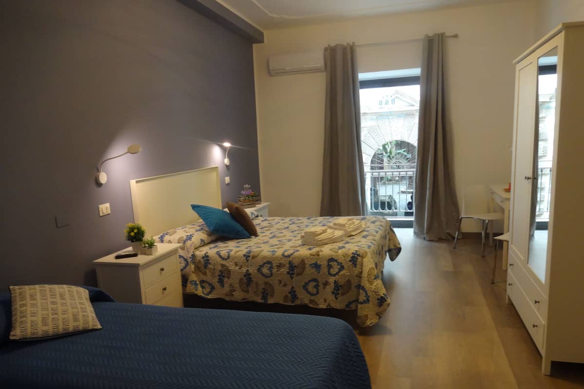 Habitación triple clásica, 1 habitación, vista a la ciudad | Ropa de cama de alta calidad, camas con efecto memoria y escritorio