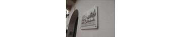 Segno appeso al muro che pubblicizza un ristorante per la colazione.