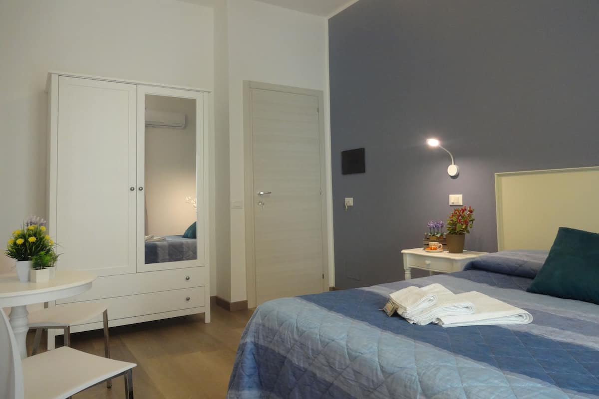 Habitación doble clásica, baño en la habitación, vista a la ciudad | Ropa de cama de alta calidad, camas con efecto memoria y escritorio