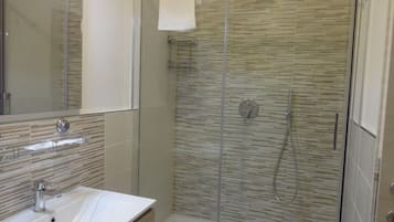 Classic-Dreibettzimmer, 1 Schlafzimmer, Stadtblick | Badezimmer | Dusche, kostenlose Toilettenartikel, Haartrockner, Bademäntel