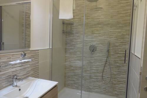 Habitación triple clásica, 1 habitación, vistas a la ciudad | Baño | Ducha, artículos de higiene personal gratuitos y secador de pelo