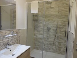 Tripla Classic, 1 camera da letto, vista città | Bagno | Doccia, set di cortesia gratuito, asciugacapelli, accappatoio
