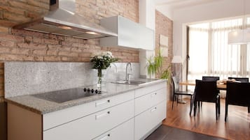 Frigorífico, microondas, placa de cocina y cafetera o tetera