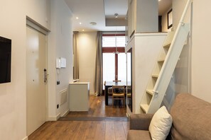 Appartement, 3 chambres | Salle de séjour | Téléviseur à écran plat, lecteur de DVD