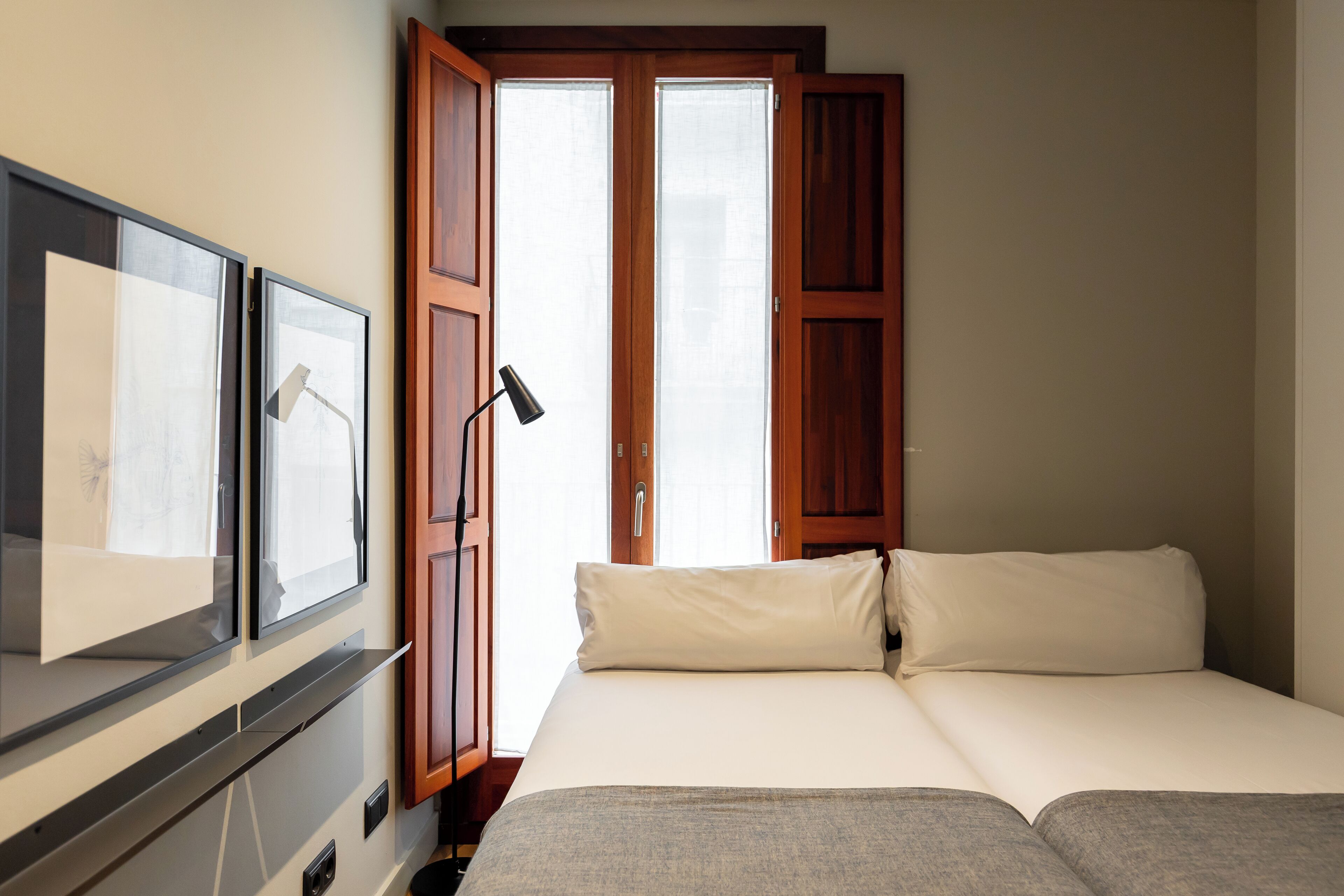 Apartamento, 2 quartos | Cofres nos quartos, escrivaninha, cortinas blackout