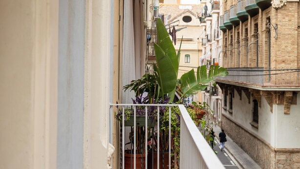 A narrow urban street with buildings on either side. - Uma Suites Barceloneta Beach (Barcelona)