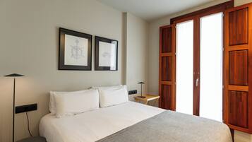 Appartement, 2 slaapkamers | Een kluis op de kamer, een bureau, verduisterende gordijnen