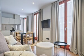 Appartement, 2 slaapkamers | Woonruimte | Flatscreentelevisie en een dvd-speler