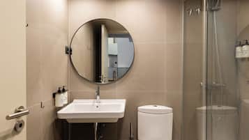 Apartment, 3 Bedrooms | Bathroom | Shower, hair dryer, toilet paper